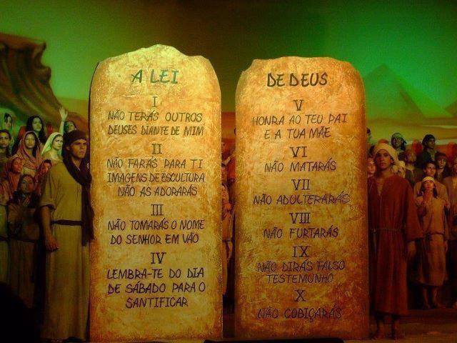 Resultado de imagem para os dez mandamentos da lei de Deus em pedra